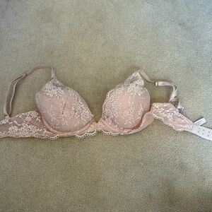Victoria’s Secret plunge light pink lace bra size 32D. Great condition